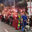 Cavaleri, războinici și domnițe au invadat străzile Sucevei la parada cu făclii a Festivalului Medieval