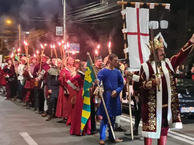 Cavaleri, războinici și domnițe au invadat străzile Sucevei la parada cu făclii a Festivalului Medieval