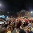 Cavaleri, războinici și domnițe au invadat străzile Sucevei la parada cu făclii a Festivalului Medieval