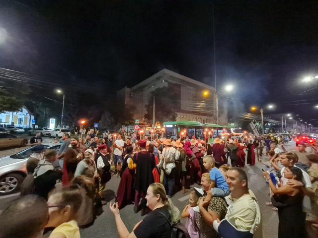 Cavaleri, războinici și domnițe au invadat străzile Sucevei la parada cu făclii a Festivalului Medieval