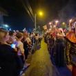 Cavaleri, războinici și domnițe au invadat străzile Sucevei la parada cu făclii a Festivalului Medieval