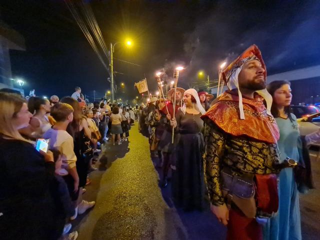 Cavaleri, războinici și domnițe au invadat străzile Sucevei la parada cu făclii a Festivalului Medieval