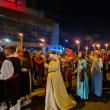 Cavaleri, războinici și domnițe au invadat străzile Sucevei la parada cu făclii a Festivalului Medieval