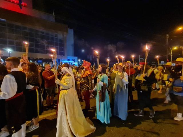 Cavaleri, războinici și domnițe au invadat străzile Sucevei la parada cu făclii a Festivalului Medieval