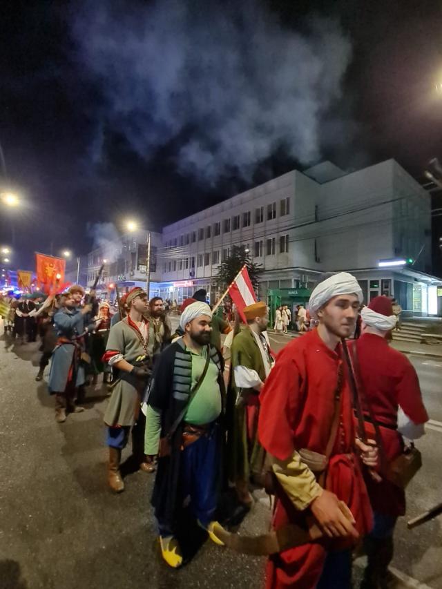 Cavaleri, războinici și domnițe au invadat străzile Sucevei la parada cu făclii a Festivalului Medieval