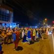 Cavaleri, războinici și domnițe au invadat străzile Sucevei la parada cu făclii a Festivalului Medieval