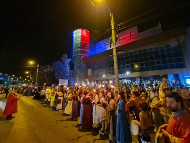 Cavaleri, războinici și domnițe au invadat străzile Sucevei la parada cu făclii a Festivalului Medieval