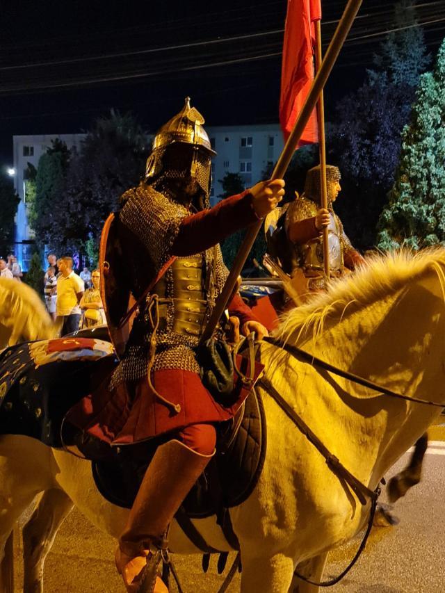 Cavaleri, războinici și domnițe au invadat străzile Sucevei la parada cu făclii a Festivalului Medieval