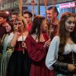 Cavaleri, războinici și domnițe au invadat străzile Sucevei la parada cu făclii a Festivalului Medieval