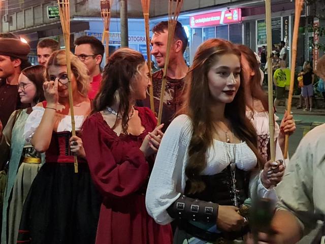 Cavaleri, războinici și domnițe au invadat străzile Sucevei la parada cu făclii a Festivalului Medieval