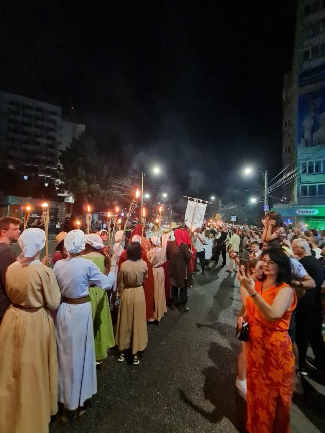 Cavaleri, războinici și domnițe au invadat străzile Sucevei la parada cu făclii a Festivalului Medieval