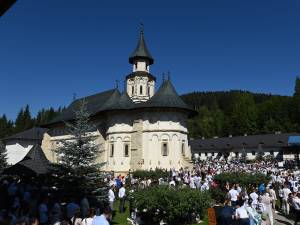 Mii de pelerini au participat la Sf. Liturghie de sărbătoarea Adormirea Maicii Domnului de la Mănăstirea Putna