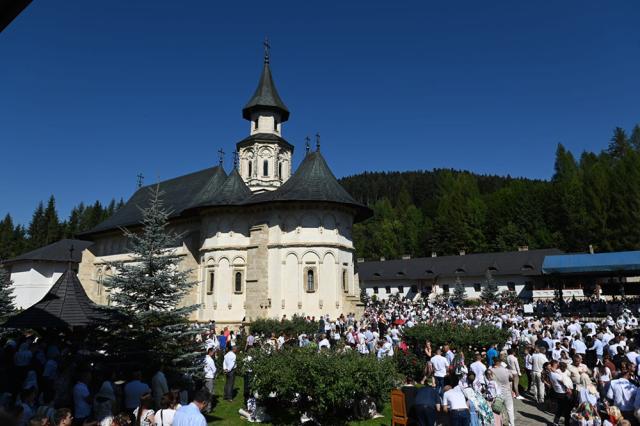 Mii de pelerini au participat la Sf. Liturghie de sărbătoarea Adormirea Maicii Domnului de la Mănăstirea Putna