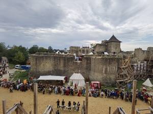 Salve de tun și parada trupelor participante în șanțul Cetății Suceava, la deschiderea oficială a Festivalului Medieval