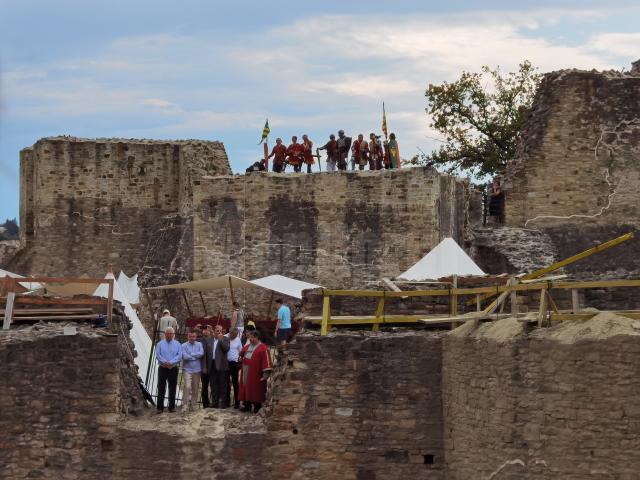 Salve de tun și parada trupelor participante în șanțul Cetății Suceava, la deschiderea oficială a Festivalului Medieval