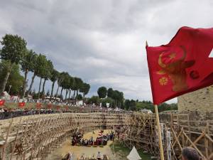 Salve de tun și parada trupelor participante în șanțul Cetății Suceava, la deschiderea oficială a Festivalului Medieval