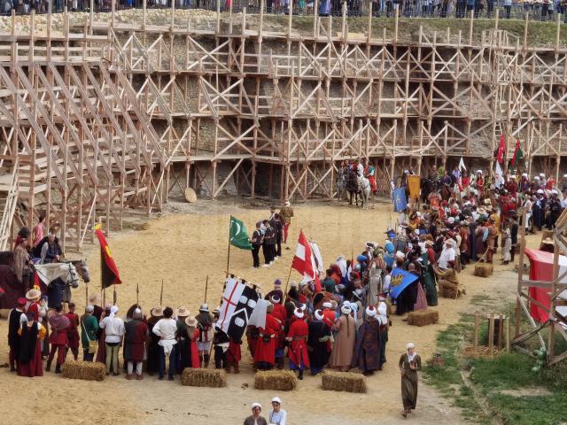 Salve de tun și parada trupelor participante în șanțul Cetății Suceava, la deschiderea oficială a Festivalului Medieval 1