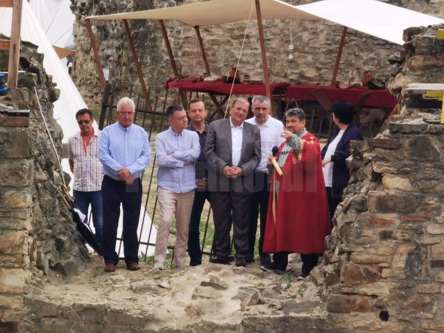 Salve de tun și parada trupelor participante în șanțul Cetății Suceava, la deschiderea oficială a Festivalului Medieval