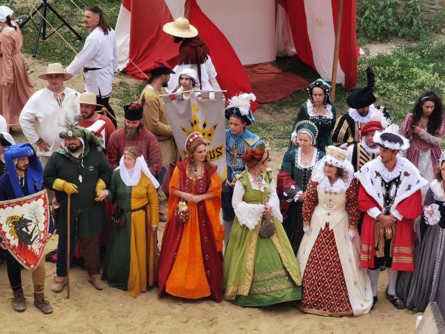 Salve de tun și parada trupelor participante în șanțul Cetății Suceava, la deschiderea oficială a Festivalului Medieval