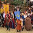 Salve de tun și parada trupelor participante în șanțul Cetății Suceava, la deschiderea oficială a Festivalului Medieval