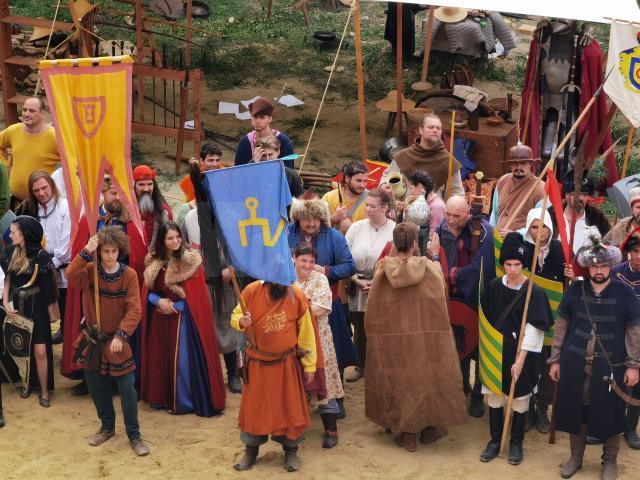 Salve de tun și parada trupelor participante în șanțul Cetății Suceava, la deschiderea oficială a Festivalului Medieval