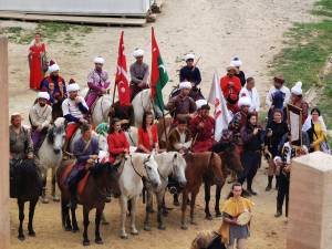 Salve de tun și parada trupelor participante în șanțul Cetății Suceava, la deschiderea oficială a Festivalului Medieval