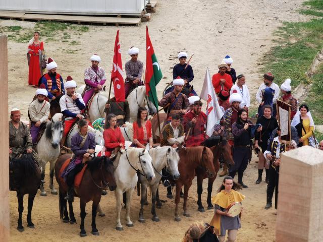 Salve de tun și parada trupelor participante în șanțul Cetății Suceava, la deschiderea oficială a Festivalului Medieval