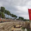 Salve de tun și parada trupelor participante în șanțul Cetății Suceava, la deschiderea oficială a Festivalului Medieval