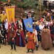 Salve de tun și parada trupelor participante în șanțul Cetății Suceava, la deschiderea oficială a Festivalului Medieval