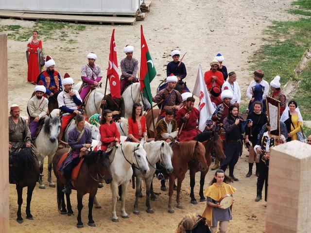 Salve de tun și parada trupelor participante în șanțul Cetății Suceava, la deschiderea oficială a Festivalului Medieval