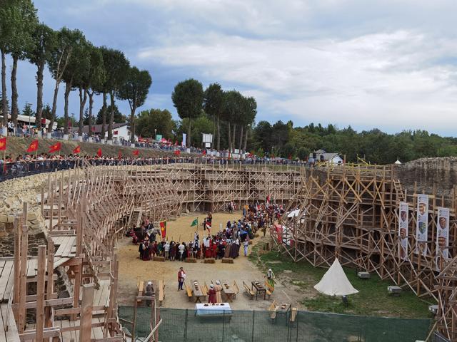 Salve de tun și parada trupelor participante în șanțul Cetății Suceava, la deschiderea oficială a Festivalului Medieval