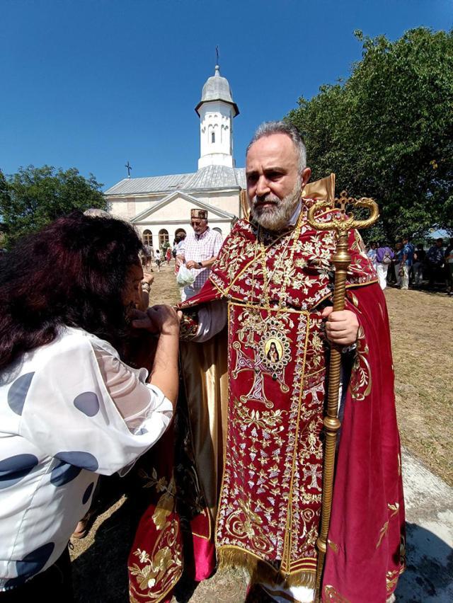 Episcopul Armean Datev Hagopian dupa oficierea Sfintei Liturghii la Hagigadar