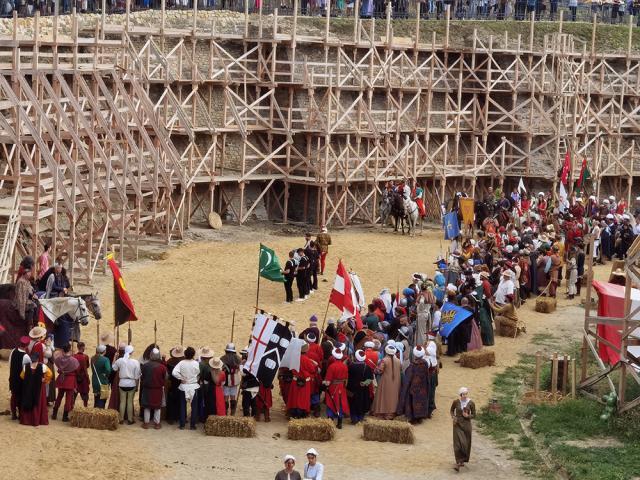 Salve de tun și parada trupelor participante în șanțul Cetății Suceava, la deschiderea oficială a Festivalului Medieval