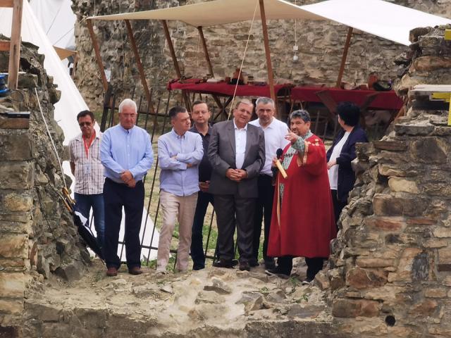 Salve de tun și parada trupelor participante în șanțul Cetății Suceava, la deschiderea oficială a Festivalului Medieval