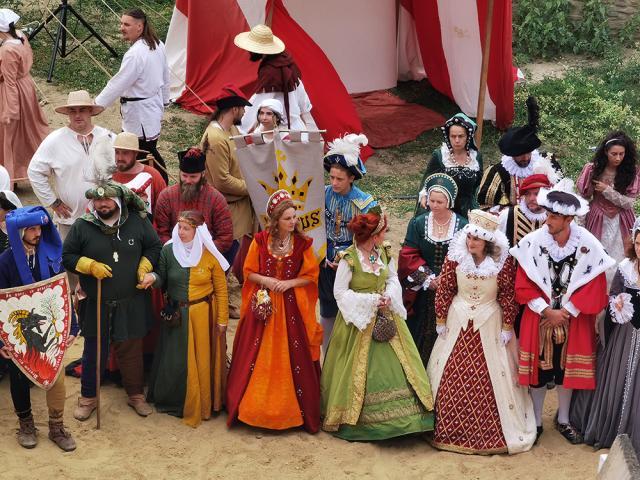 Salve de tun și parada trupelor participante în șanțul Cetății Suceava, la deschiderea oficială a Festivalului Medieval