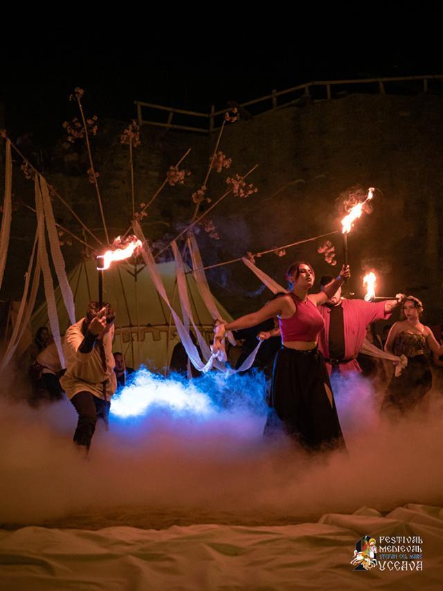 Spectacolele cu foc din Cetatea Sucevei, magia serilor de Festival Medieval