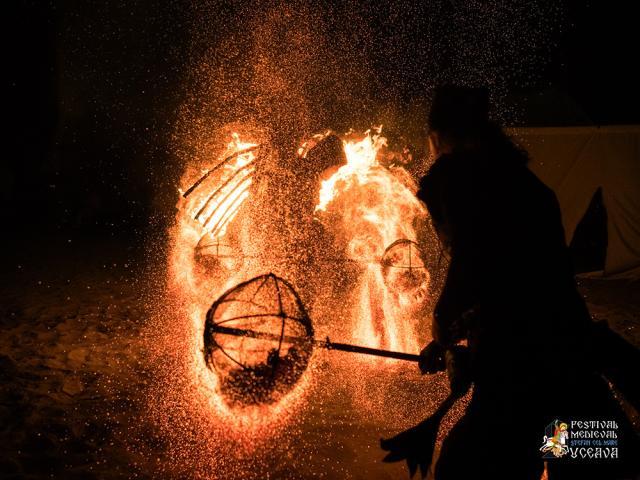 Spectacolele cu foc din Cetatea Sucevei, magia serilor de Festival Medieval