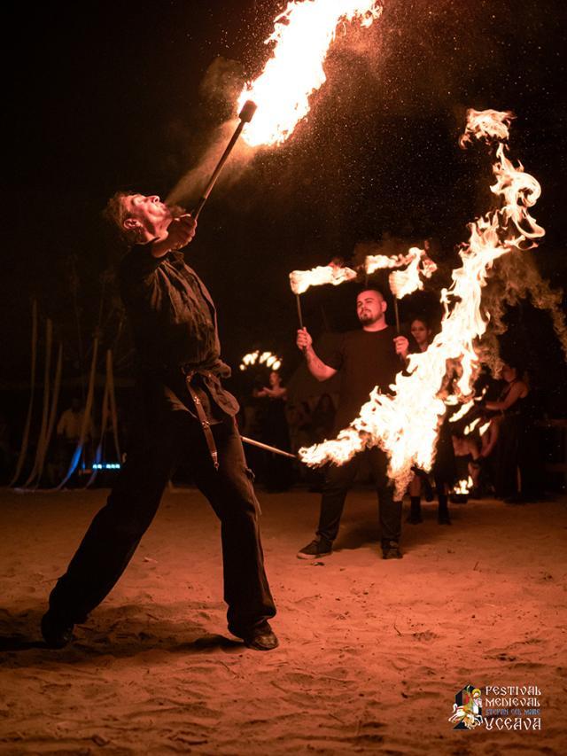 Spectacolele cu foc din Cetatea Sucevei, magia serilor de Festival Medieval