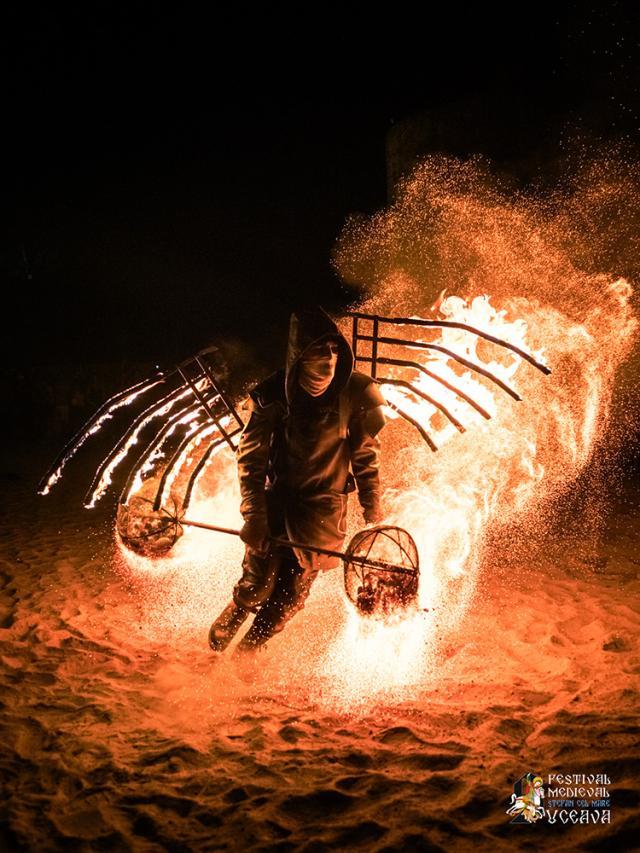 Spectacolele cu foc din Cetatea Sucevei, magia serilor de Festival Medieval