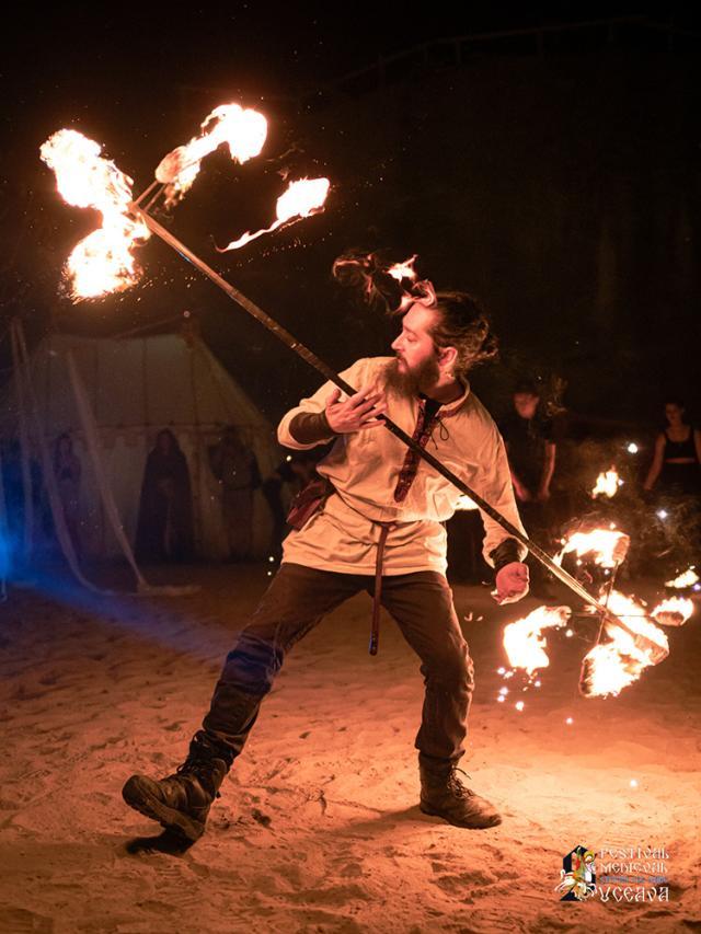 Spectacolele cu foc din Cetatea Sucevei, magia serilor de Festival Medieval