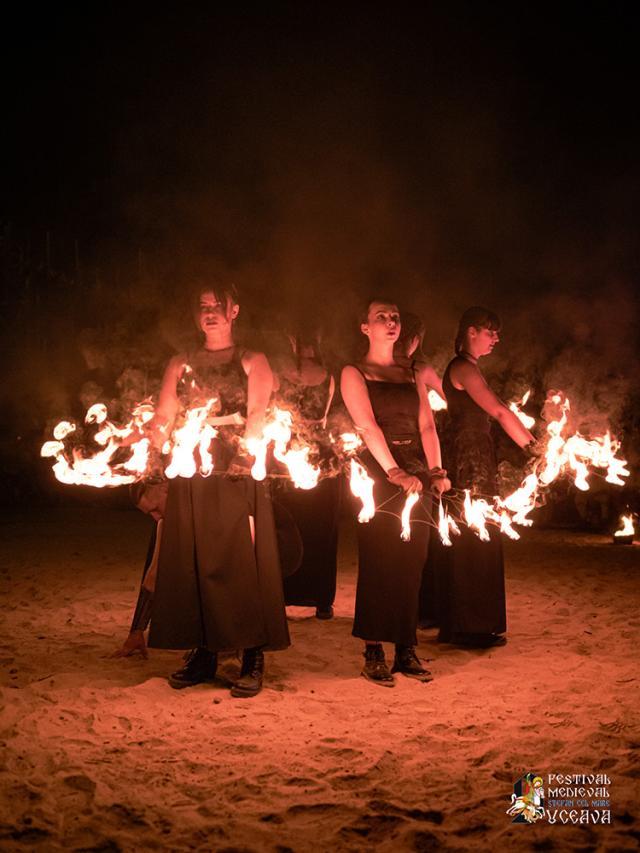 Spectacolele cu foc din Cetatea Sucevei, magia serilor de Festival Medieval