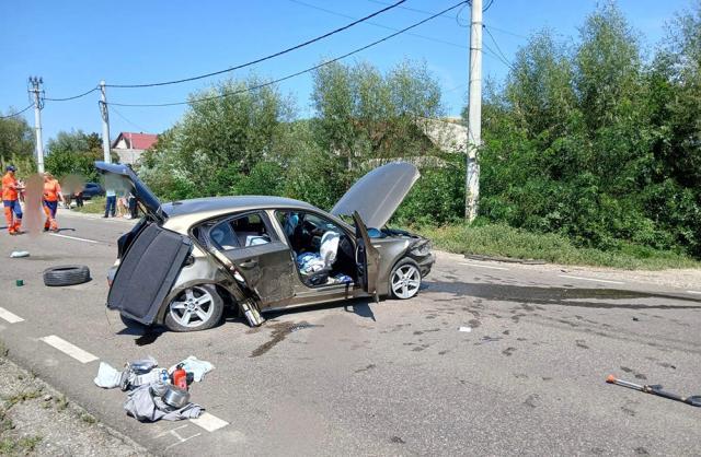 Accident cu trei mașini implicate pe E 85, la Bunești