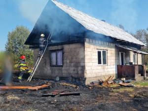 Casă din Voitinel, distrusă de un incendiu izbucnit în podul mansardei