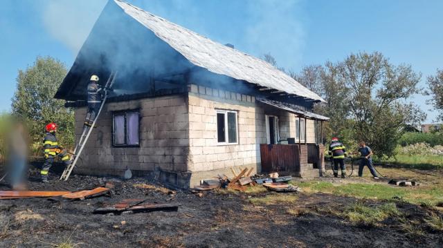 Casă din Voitinel, distrusă de un incendiu izbucnit în podul mansardei