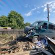 Mamă și copil răniți și o autoutilitară proiectată prin garduri, după un accident pe ...