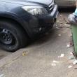 Și-a pălmuit vecinul și l-a pus să strângă gunoiul după ce a distrus un coș stradal