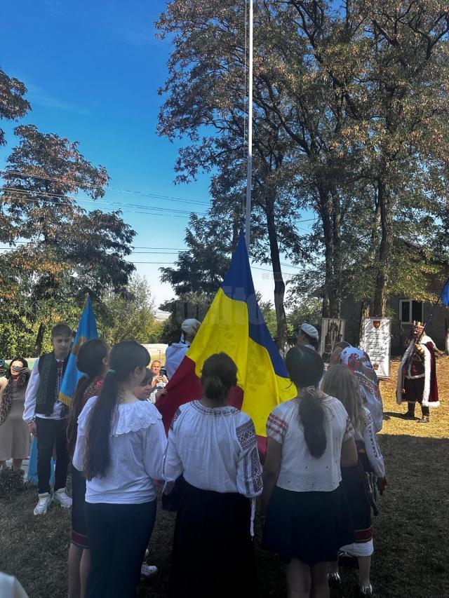 Ceremonie de înălțare a Drapelului, în memoria eroilor, la Horodniceni