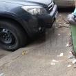 Și-a pălmuit vecinul și l-a pus să strângă gunoiul după ce acesta a distrus un coș stradal