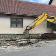 Demolarea unui gard construit pe domeniul public, peste un trotuar de pe strada Nicolae Labiș