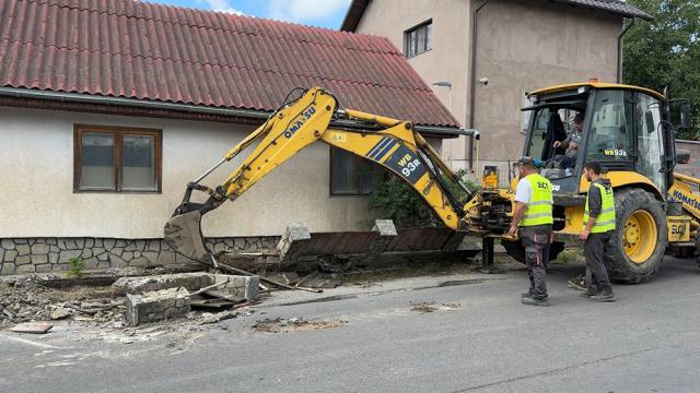 Demolarea unui gard construit pe domeniul public, peste un trotuar de pe strada Nicolae Labiș